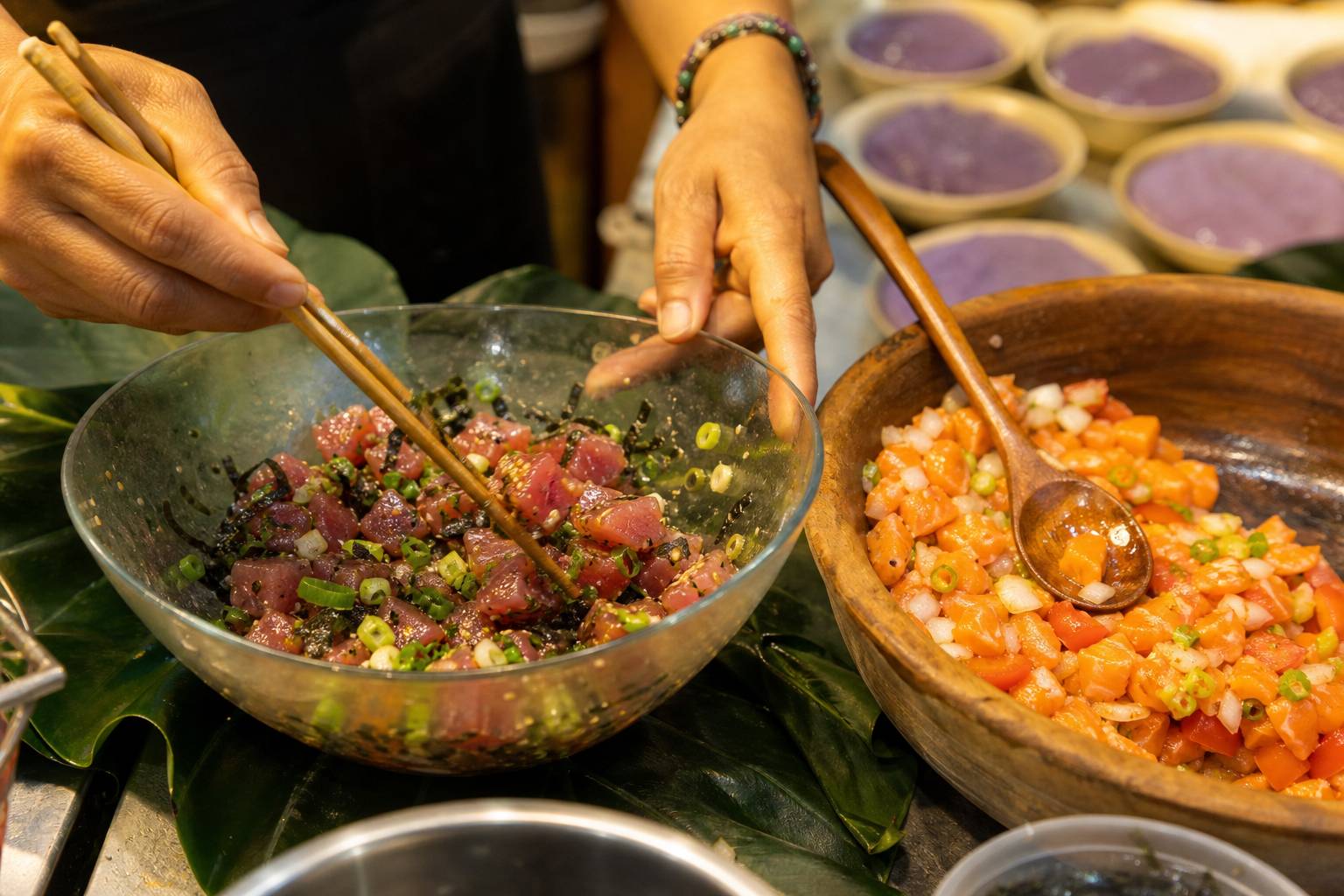 Préparation artisanale de poke et snacks hawaïens sur un marché à Honolulu